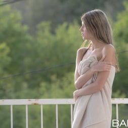 Gina Gerson in 'Babes' The Way We Feel (Thumbnail 1)
