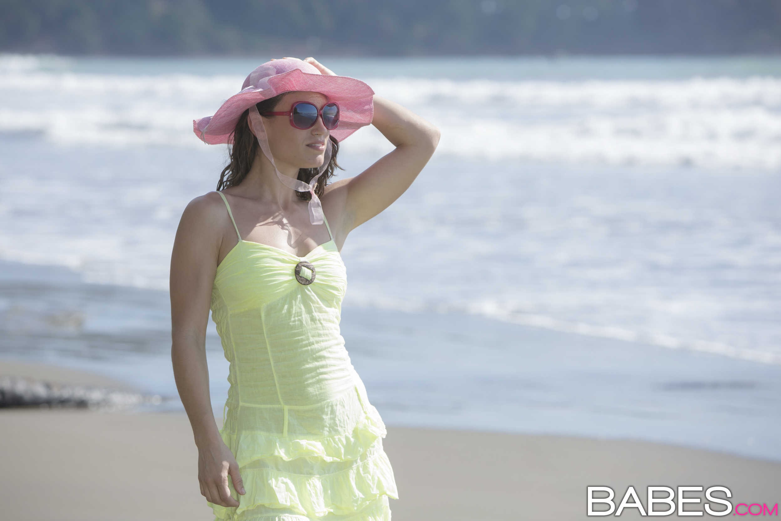 Babes 'Secret Getaway' starring Julia Roca (Photo 1)